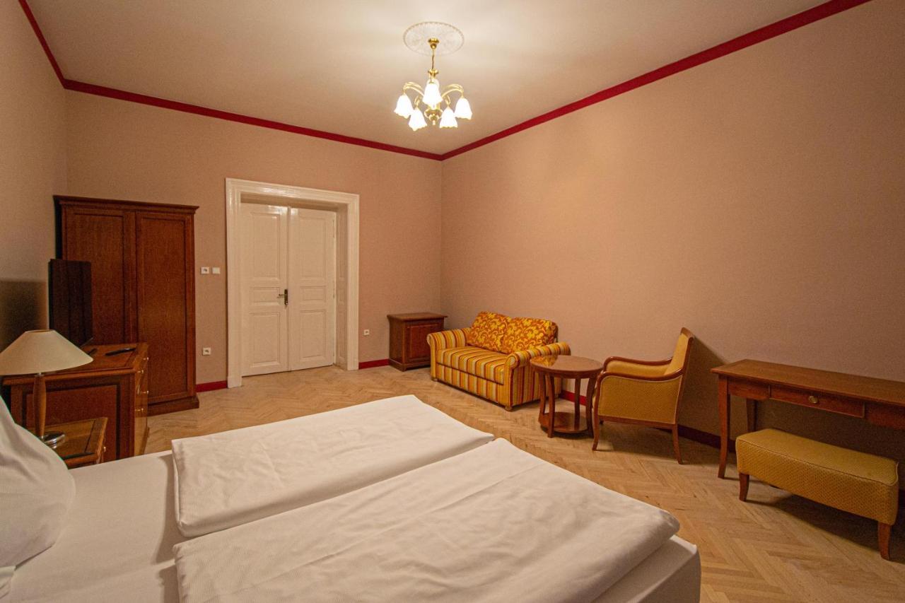 4 Bedrooms 130M2 Apartment At The Main City Square Prague Luaran gambar